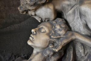 バストケア美容液の人気ブランドを比較しておすすめは？