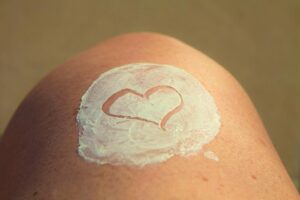 バストケア美容液は保湿だけで本当に意味があるの？
